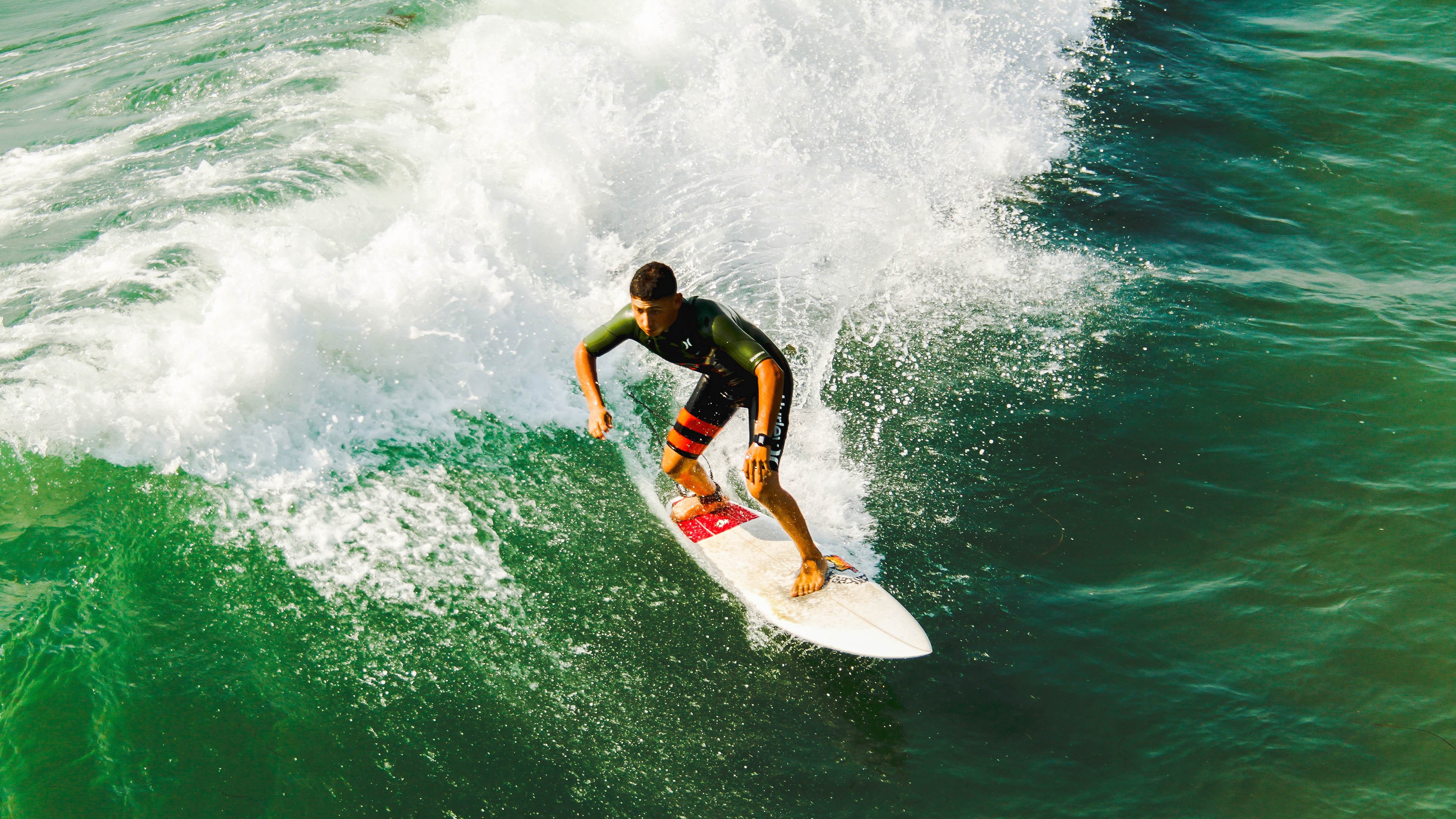 英超散发的激情:每一次拼抢都令人心潮澎湃,英超精彩