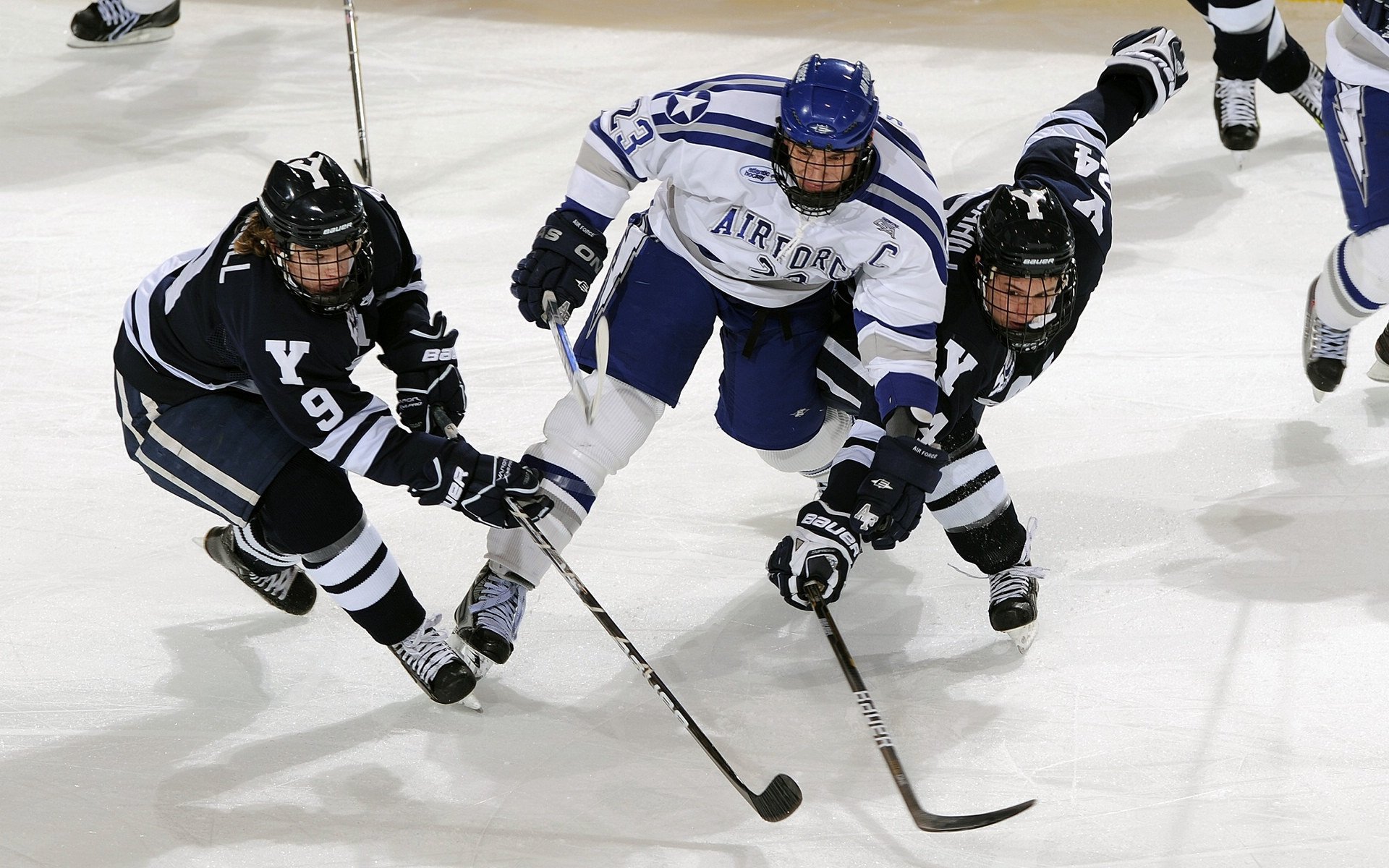 世界杯：球员佩戴的护身符、十字架与家人照片 成镜头外的小细节